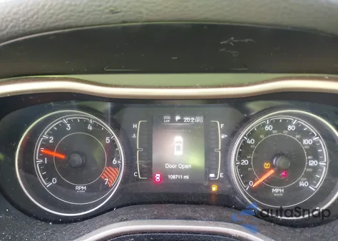 2015 Jeep Cherokee Latitude z USA, uszkodzony, nr VIN 1C4PJLCB1FW771020